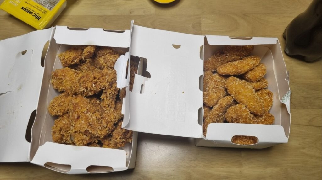 bhc의 콰삭킹콤보 사진과 콰삭킹후라이드가 배달되어서 펼쳐져 있는 모습