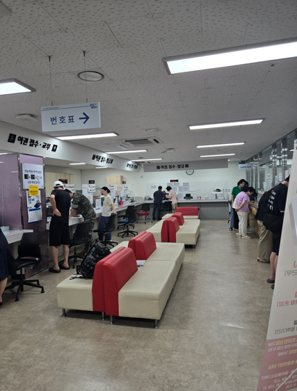번호표와 여권접수를 위해 기다리는 사람들의 모습과 동탄출장소의 실내 모습