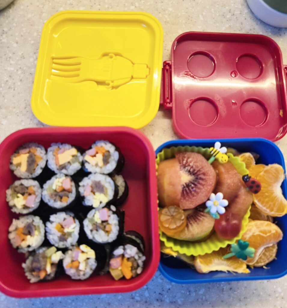 소고기와 야채로 싼 김밥, 루비키위, 귤이 들어 있는 옥스포드 아동용 2단 런치박스