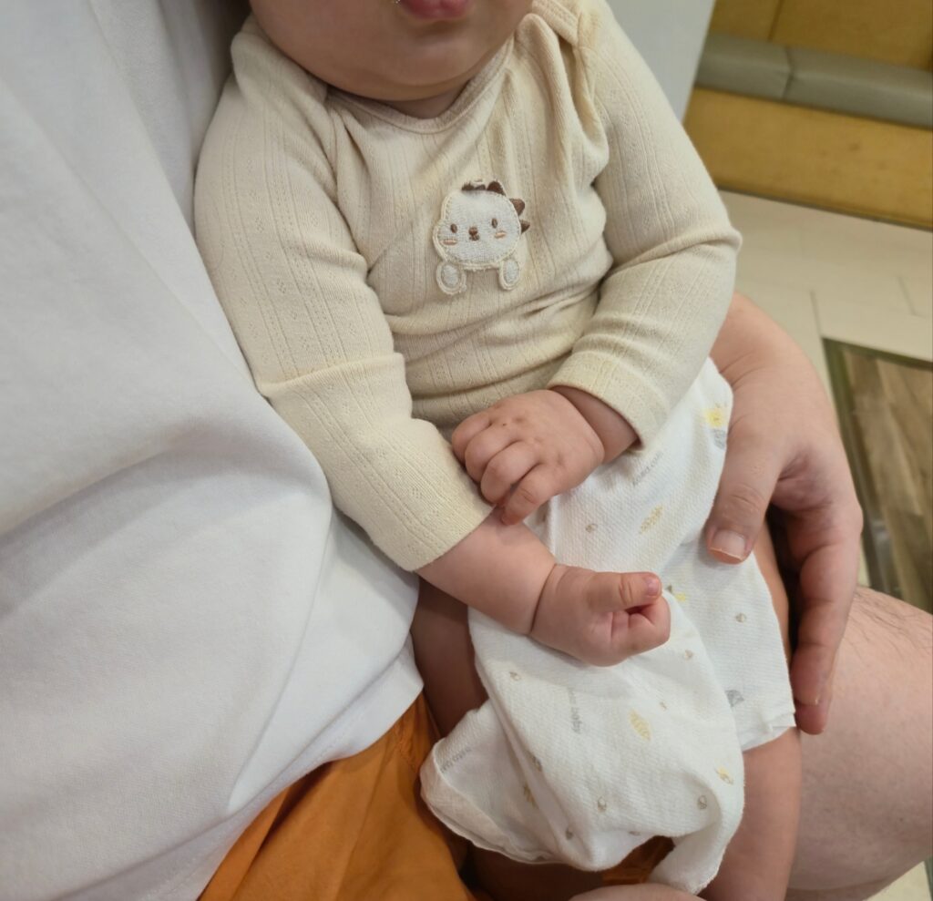 예방접종을 기다리는 아기