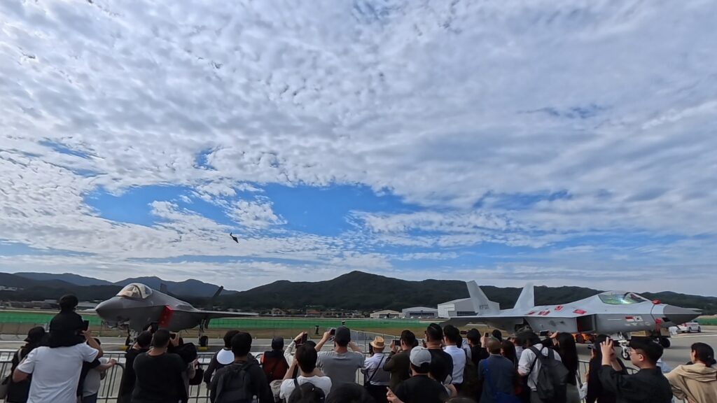 [25년 10월 17일 개막일 현장] 서울ADEX 2025 에어쇼 후기 ✈️ 서울아덱스 에어쇼 예매·주차 꿀팁·먹거리·자리선정까지 총정리