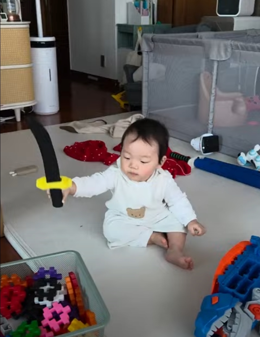 아이 관찰 하면 어려서도 칼을 좋아하고