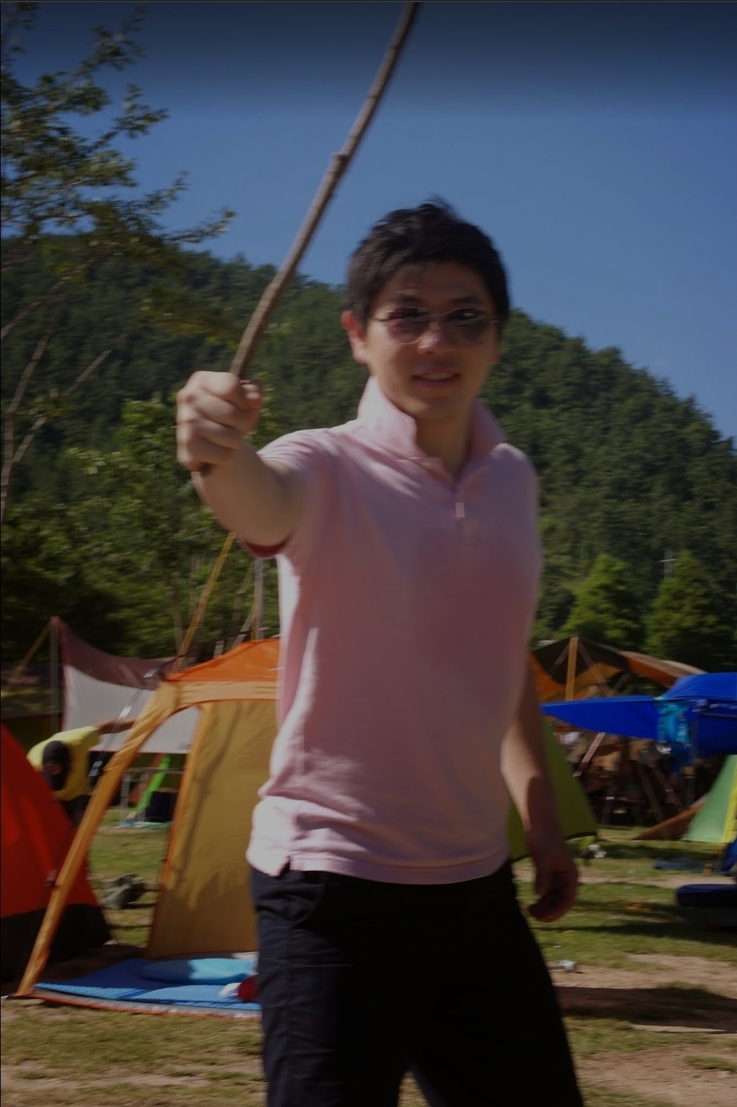 남자는 머리가 커도 칼같은 막대기 보면 흥분을 감추지 못한다